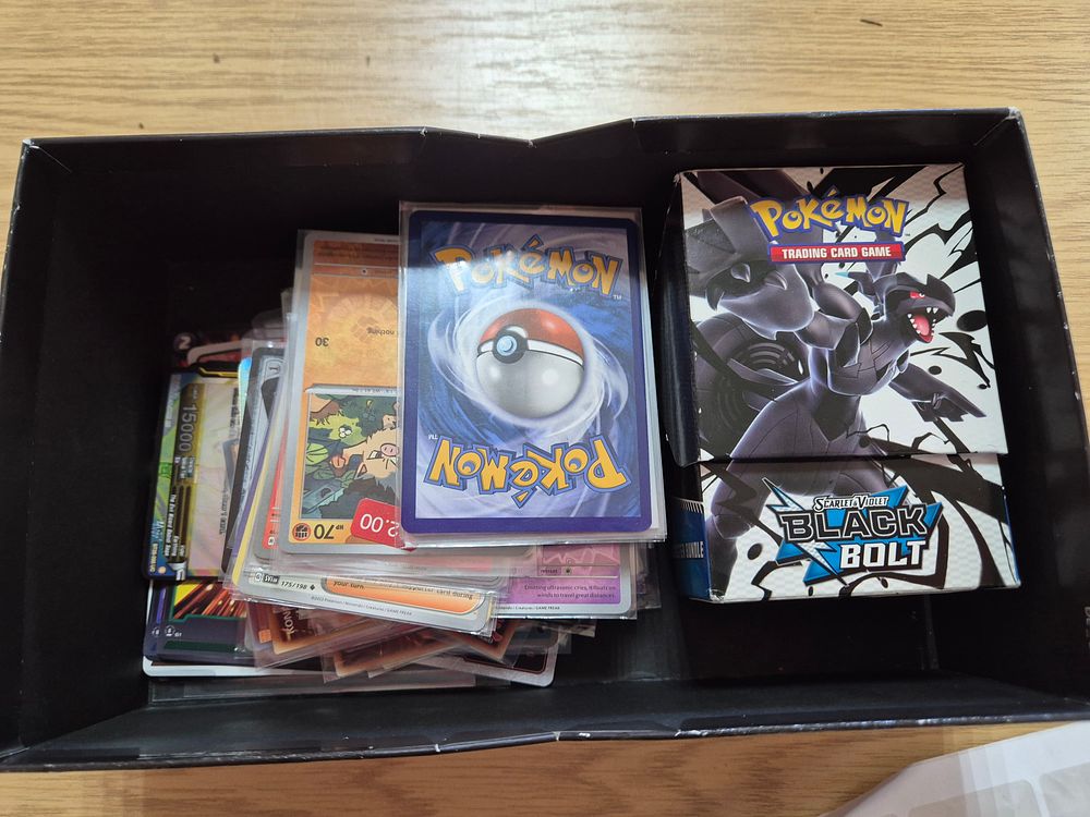 Lot 281: Pokamon cards