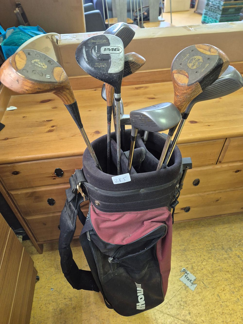 Lot 285: Golf clubs in a bag