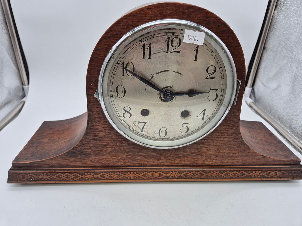 Lot 287: Wooden mantel Clock