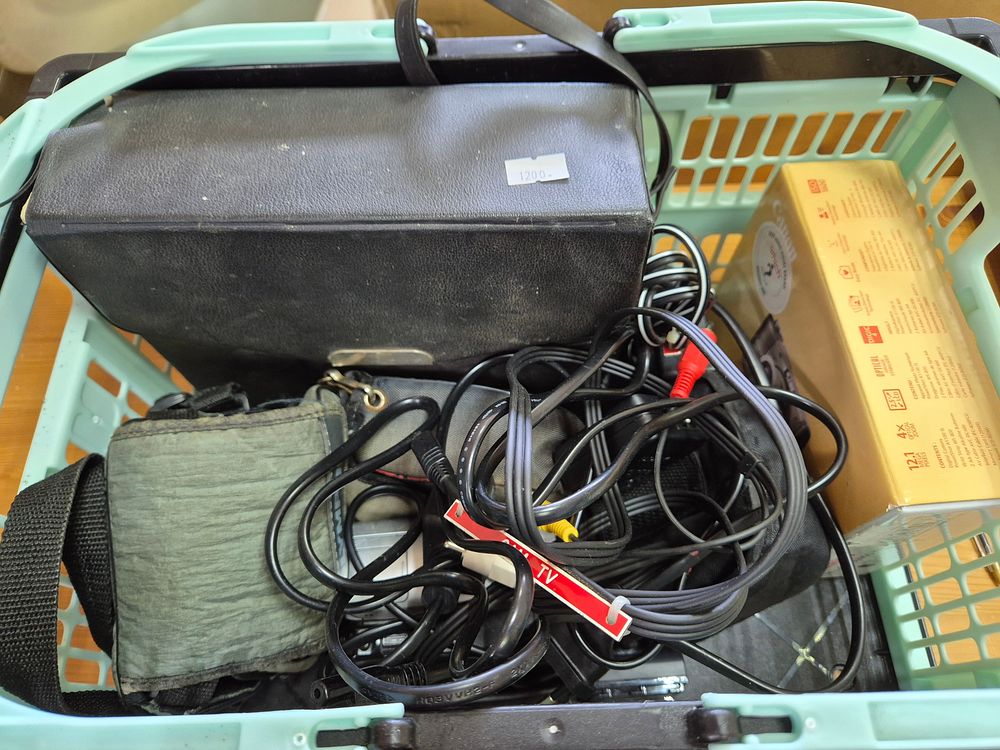 Lot 289: Cameras and accessories