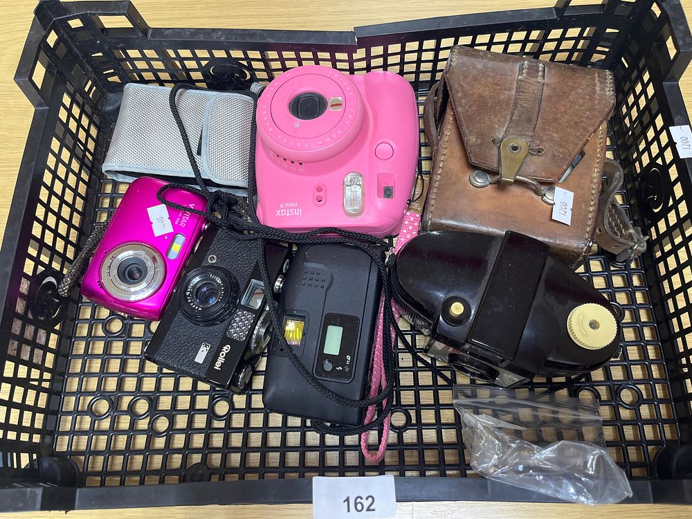 Lot 162: A collection of cameras