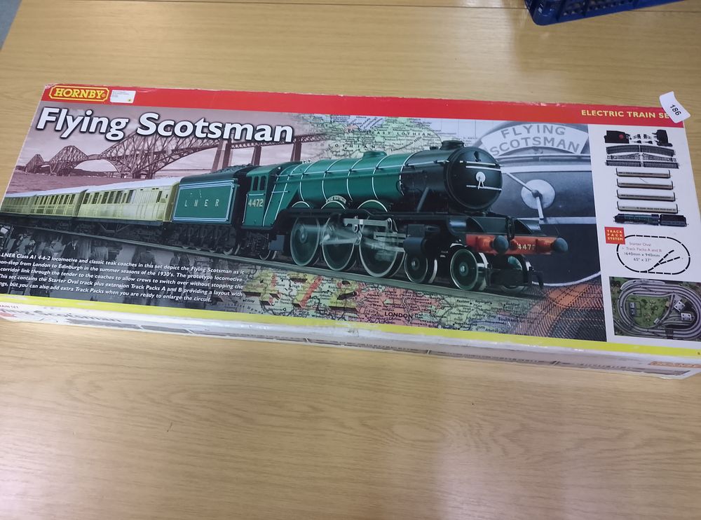 Lot 186: Flying Scotsman Hornby train set like new