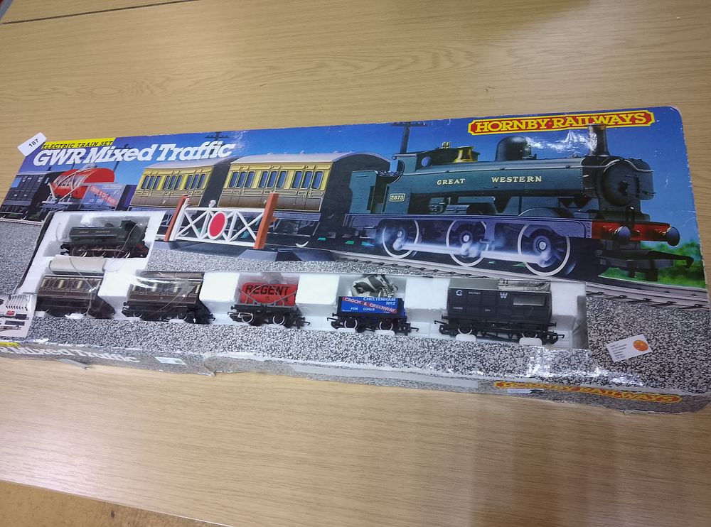 Lot 187: GWR mixed traffic Hornby train set