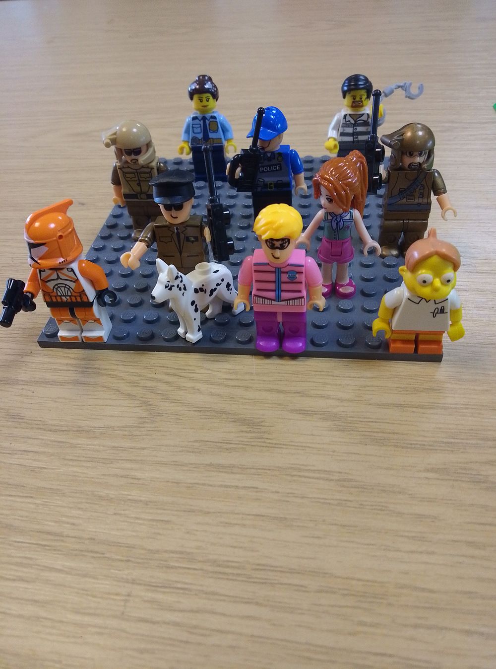 Lot 192: 10 lego figures + dog