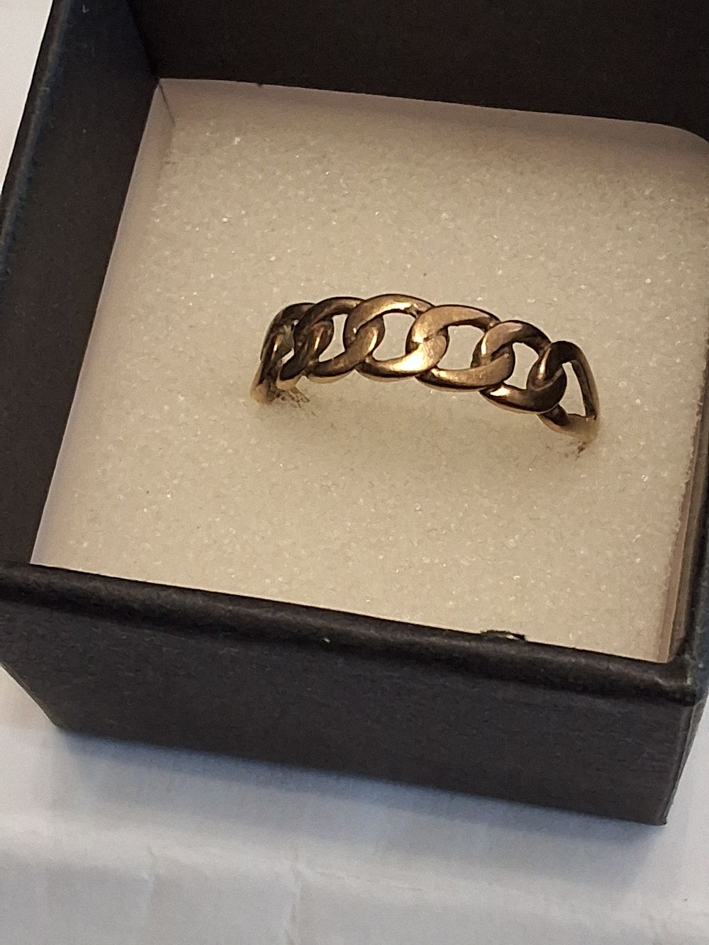 Lot 212: 9 ct gold ring with open work design 