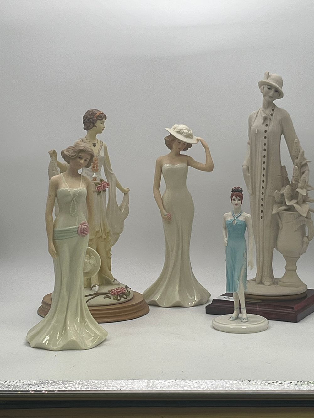 Lot 256: 5 Ladies figures 2 come in boxes