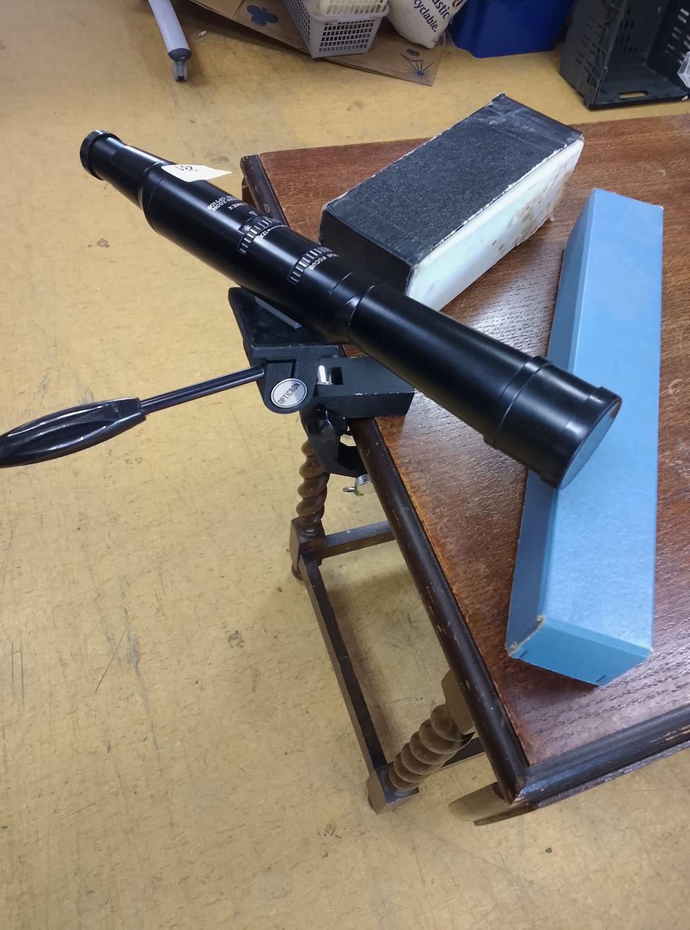 Lot 281: Lumex spotting scope on stand 40 x 40 