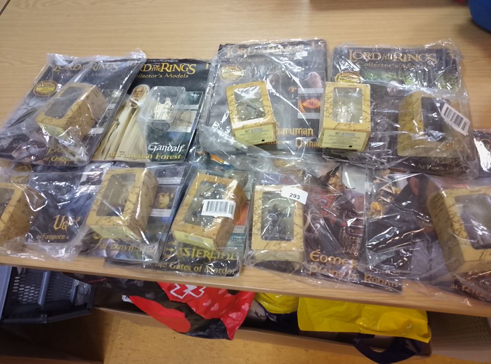 Lot 292: 10 Lord of the Rings figures and 9...