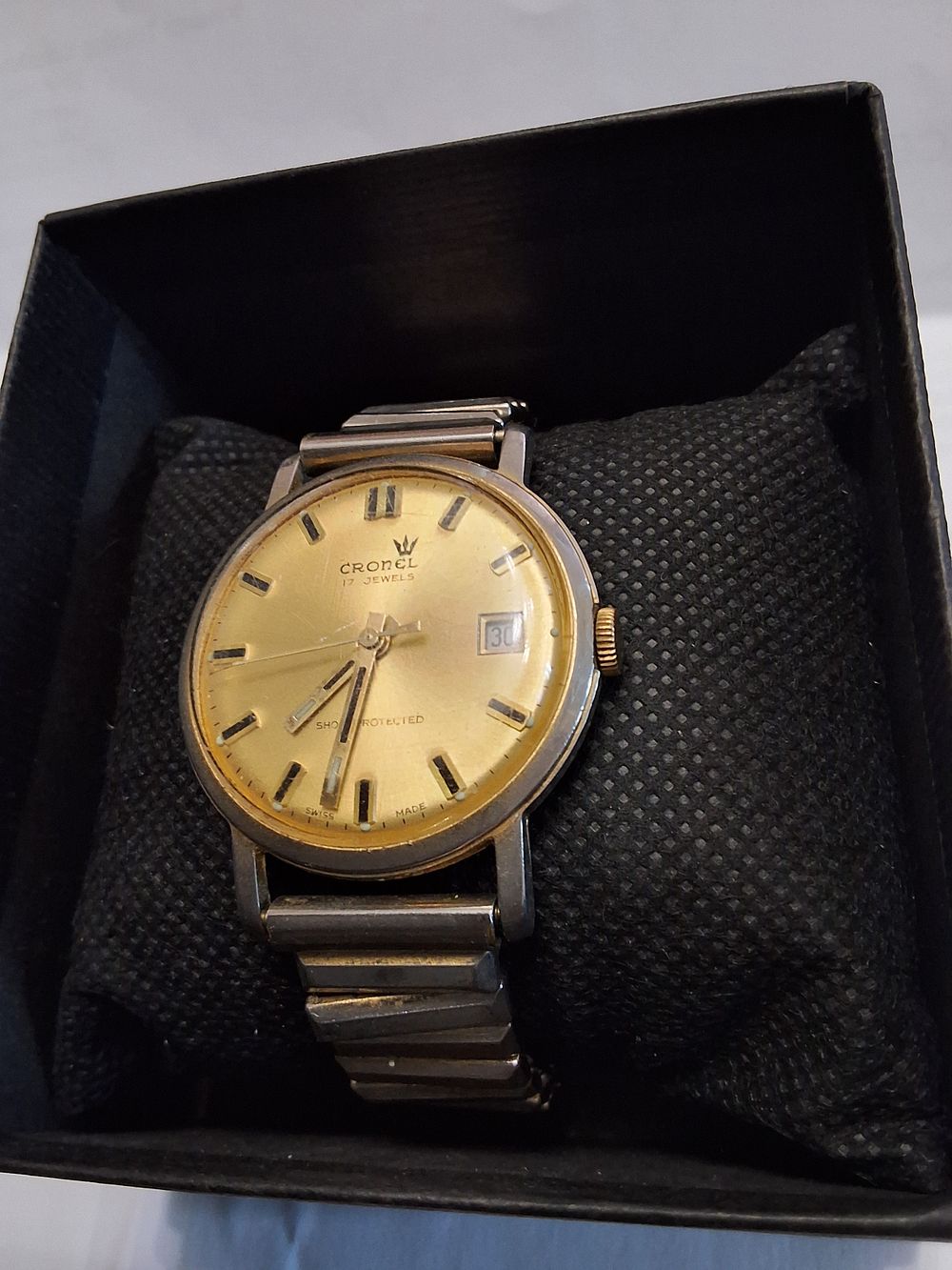 Lot 298: 1970s vintage working Gents Cronel 17 jewels watch 