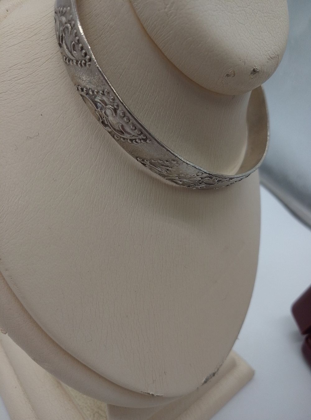 Lot 152: A Vintage Sterling Silver Bangle with Foliate Decoration