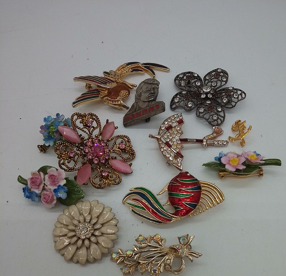 Lot 180: An Assortment of Vintage Costume Jewellery Brooches and...