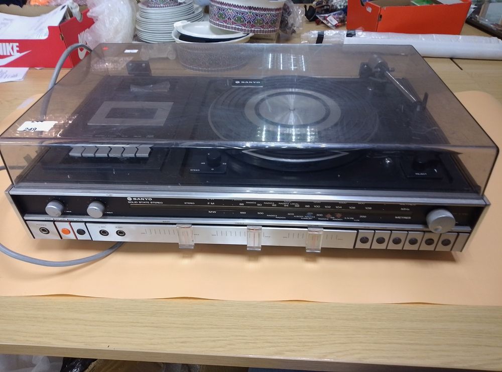 Lot 249: Sanyo GXT4540K Solid State Stereo Music Centre