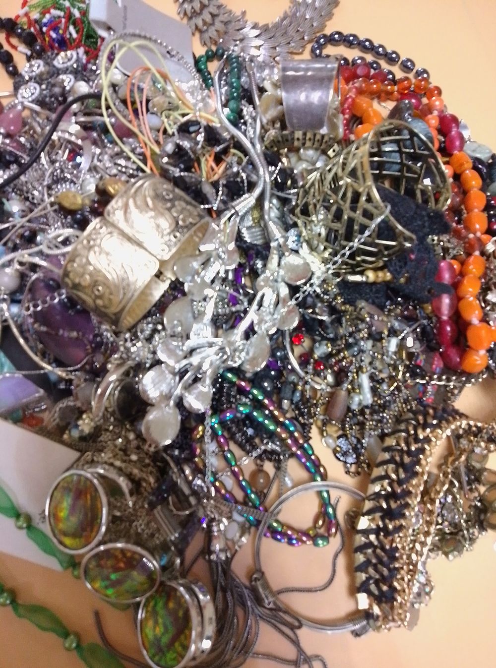 Lot 284: An Assortment of Contemporary and Vintage Costume Jewellery
