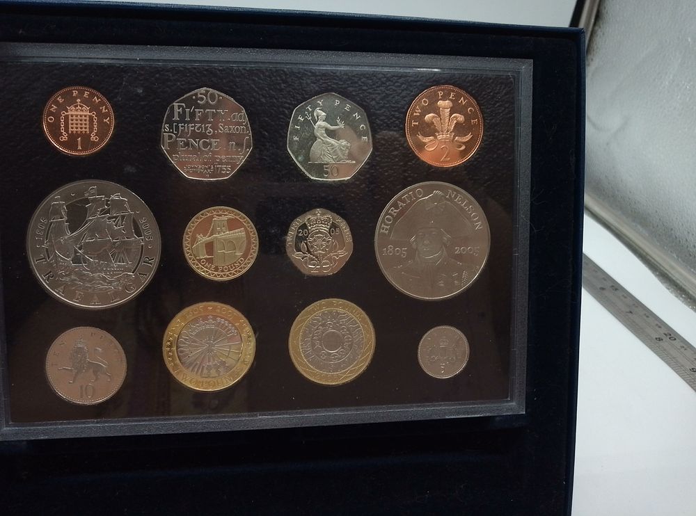 Lot 302: UK 2005 Annual Deluxe Proof Coin Set, featuring...
