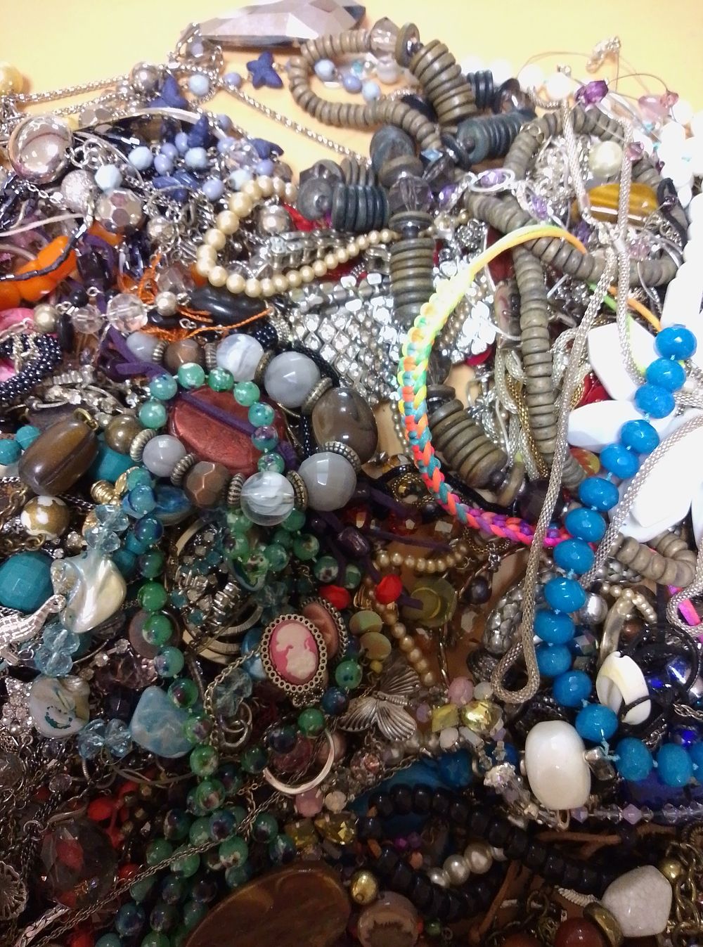 Lot 312: An Assortment of Vintage and Contemporary Costume Jewellery
