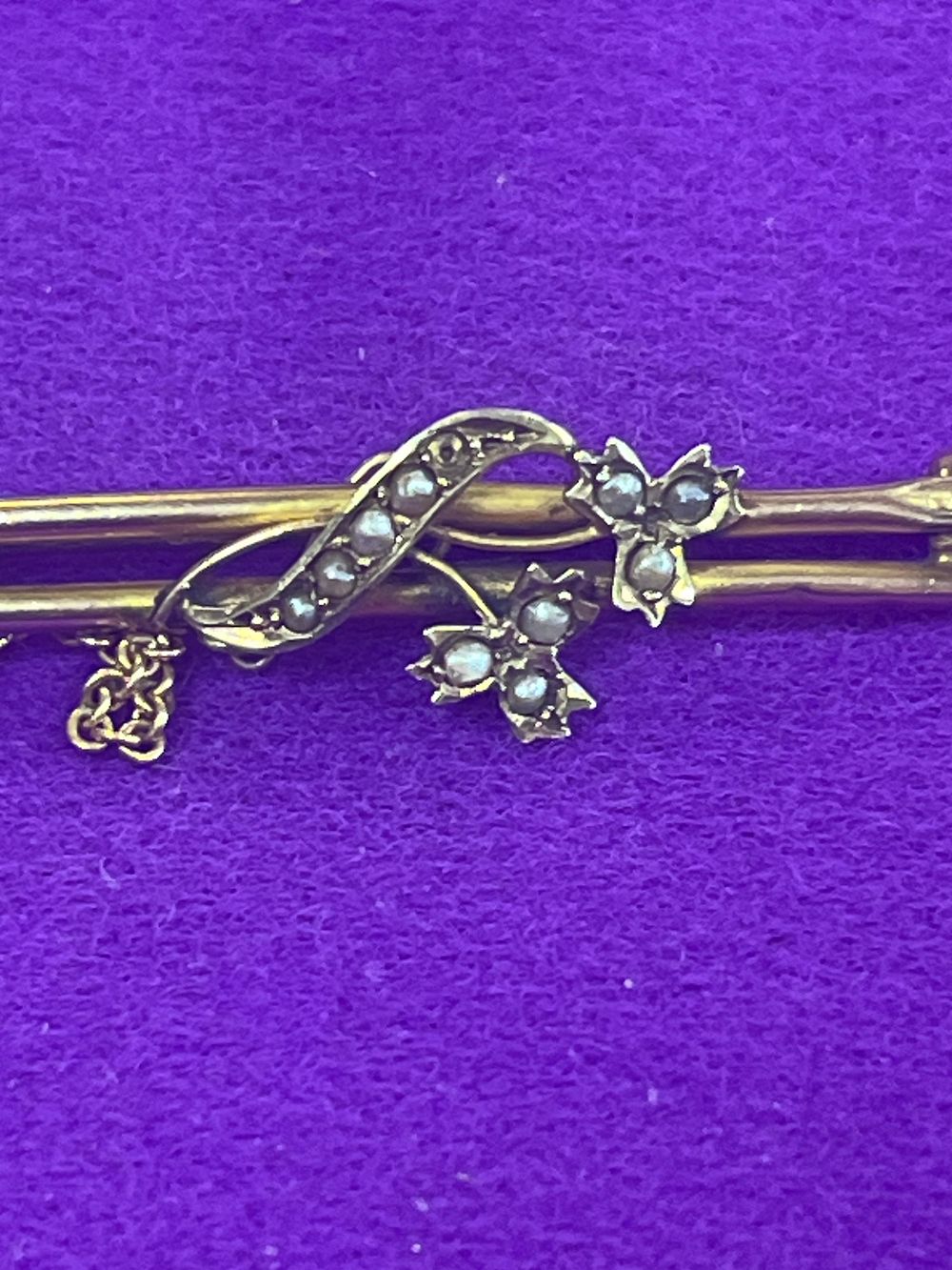 Lot 176: Gold bar brooch 2g including the steel fastening...