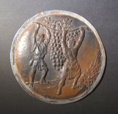 Israeli round metal Judaica plaque of the Biblical episode of The Spies. Israel: round metal 