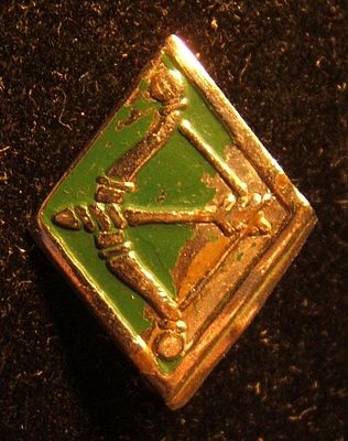 Israeli early version pin of the Gadna youth pre-military battalion squad leaders course (Kurse