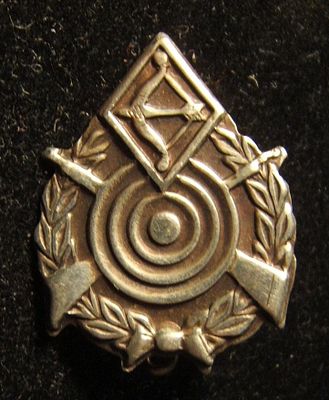 Israel: Gadna pre-military youth battalion target practice competition pin in silver; 19.5 x