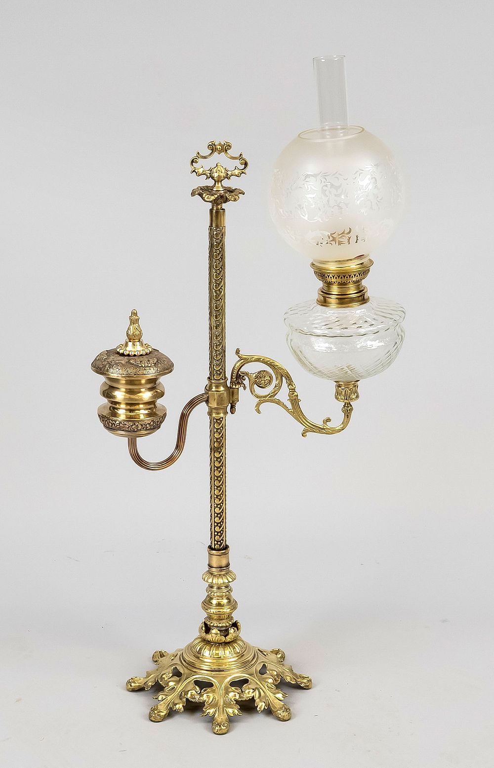 Petroleum lamp, 19th/20th century, brass. Ornate shaft on openwork base. Tank and burner with 