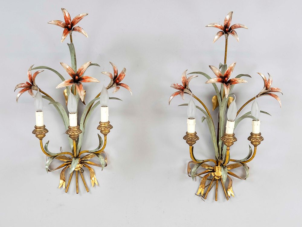 Pair of wall sconces with lilies, 20th century, metal, polychrome lacquered and gilded. Each 
