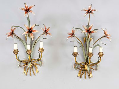 Pair of wall sconces with lilies, 20th century, metal, polychrome lacquered and gilded. Each 