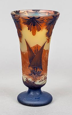 Art Nouveau vase, France, circa 1910, De Vez, Cristallerie de Pantin/Seine, round base 