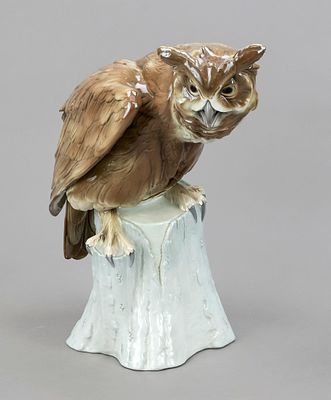 Large eagle owl on tree stump, Galluba & Hofmann, Ilmenau, marked 1905-37, polychrome 