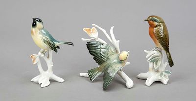Three songbirds, Karl Ens, Volkstedt, mill mark from 1919, each sitting on a branch base 