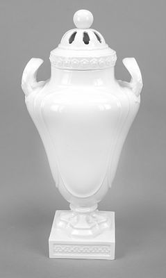 Large potpourri lid vase, Fürstenberg, 20th century, upwardly curved body with handles raised 