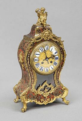 Boulle clock, red, 2nd half of the 19th century, with elaborate bronze decoration, crowned by a 