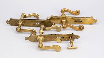 3 pairs of door handle sets, late 19th century, brass. Smooth fittings, handles very similar 