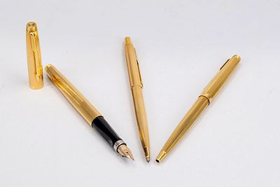 Pen set by Parker, 2nd half of the 20th century. Gold-plated metal. 1 fountain pen with gold 