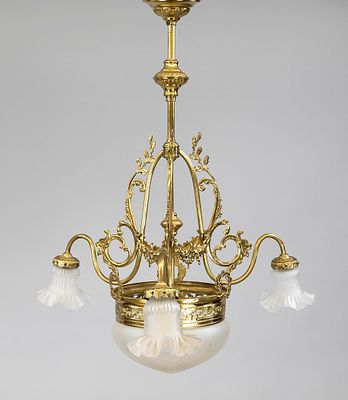 Deckenlampe, Ende 19. Jh., Messinggestell mit Staudenarmen, durchbrochen gearbeitetem Kranz 