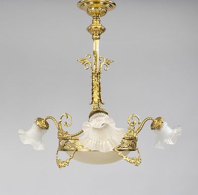 Deckenlampe, Ende 19. Jh., Messinggestell mit Staudenarmen, durchbrochen gearbeitetem Kranz 