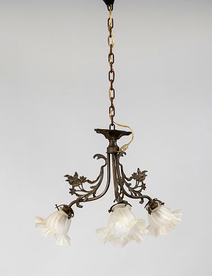 Deckenlampe, Ende 19. Jh., Messing. Dreipassiges Gestell mit Staudenleuchterarmen von Blattwerk 