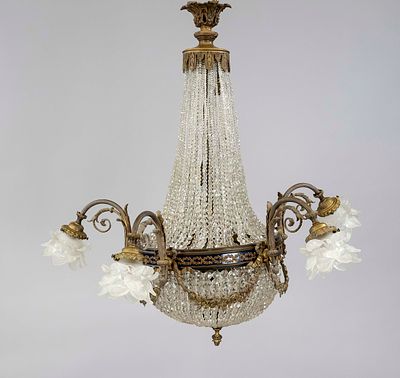 Deckenleuchter mit Kristallglas, Ende 19. Jh., Messing, Bronze. Ornamentierter Kranz mit 