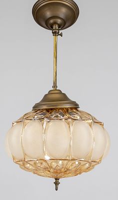 Hängelampe, 2. H. 20. Jh., Messing, passig geschweiftes, leicht getöntes Glas, partiell 