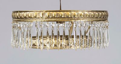 Deckenleuchter, 20. Jh., goldstaffierter Kranz mit Kristallglasbehang, der untere Kranz muss 