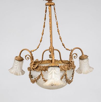 Deckenlampe, Ende 19. Jh., bronzierter Metallguss. Ornamentierter Kranz mit Girlande, 3 