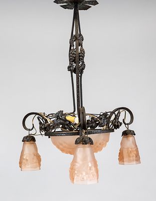Deckenlampe, Frankreich 1. H. 20. Jh., Eisen, roséfarbenes Glas. Kranz mit Weinlaub, eigehängte 