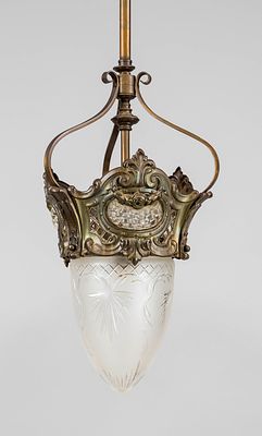 Deckenlampe, Ende 19. Jh., Durchbrochen gearbeiteter Kranz mit Einsätzen in Form von Beeren 