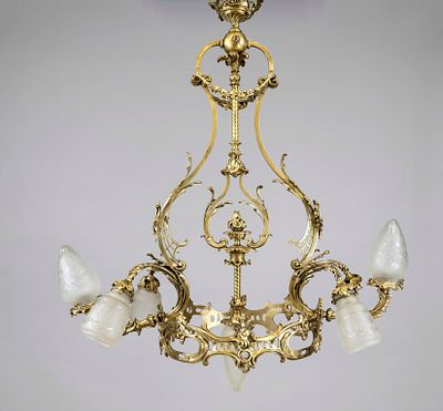 Große Deckenlampe, Ende 19. Jh., Bronze. Durchbrochen gearbeiteter Kranz mit Rocaillen, Gestell 