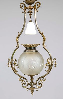 Deckenlampe, Ende 19. Jh., Messinggestell mit Akanthusüberfang, Kugelschirm aus satiniertem 