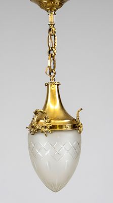 Hängelampe, Ende 19. Jh., Messingfassung mit Zierapplikationen, tropfenförmiger Schirm aus 