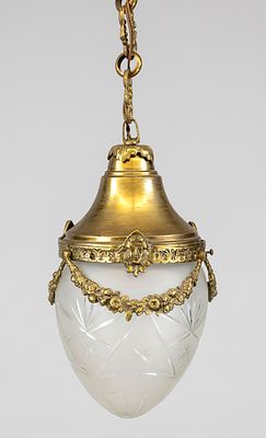 Hängelampe, Ende 19. Jh., Messingfassung mit Zierapplikationen, tropfenförmiger Schirm aus 