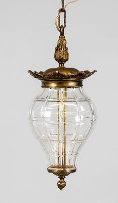 Deckenlaterne, Ende 19. Jh., Wabenförmiger Schirm aus transparentem Glas an Kette, H. 98 cm