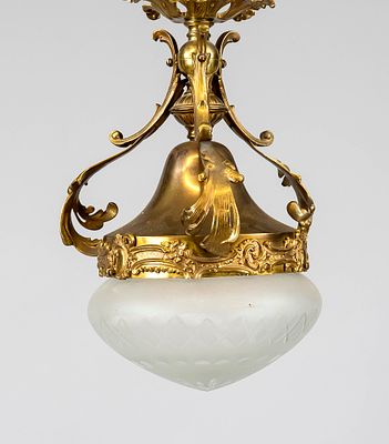 Deckenlampe, Ende 19. Jh., ornamentierte Messingfassung mit Akhantus-Überfang. Schirm aus 