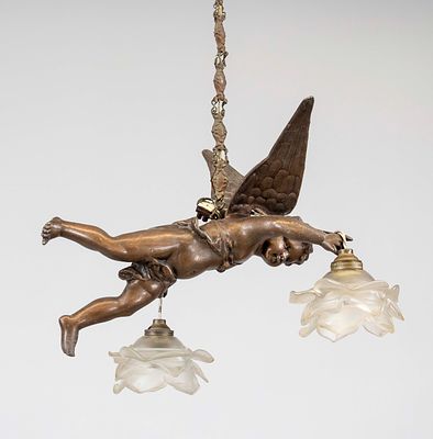 Figürliche Deckenlampe, Ende 19. Jh., bronzierter Metallguss. Schwebender Putto, in den Händen 
