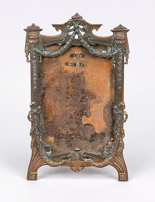 Standfotorahmen, 2. H. 19. Jh., Metallguß bronziert, Dekor im Flachrelief mit Maskarons 